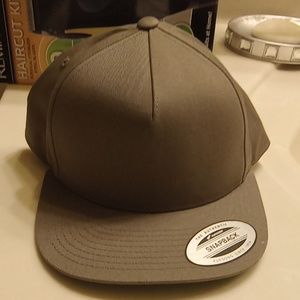Grey Yupoong Snapback🧢.NWT&stickers.